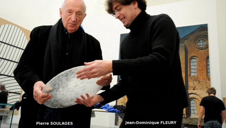 Atelier Jean-Dominique Fleury à Bruniquel (12) Jean-Dominique Fleury présentant l'une de ses feuilles de pâte-de-verre à Pierre Soulages